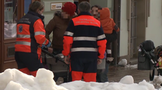 Sneh na strechách je hrozba. Privalilo bábätko v kočíku