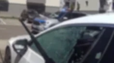 VIDEO: Zúfalí rodičia volali o pomoc, dieťa zostalo uväznené v aute