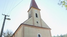 Kostol v Jankovciach je od zemetrasenia stále uzavretý. Veriaci sa modlia v kulturáku, dotácie sú zatiaľ v nedohľadne