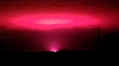 Austrálsku oblohu pohltila jasnoružová žiara. Počiatočné vydesenie miestnych napokon vystriedal úsmev