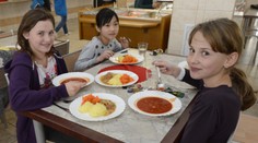Rodičia si od nového roka priplatia za školské obedy. Niekde až 20 eur mesačne