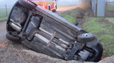 FOTO: Muž z Kiarova prežil Silvester v cele. Predtým prevrátil auto, „zaparkoval“ v jarku a nafúkal