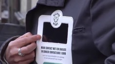 Nemáte drobné? Bezdomovci v Holandsku majú kabáty s platobným terminálom