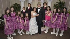 Mali ich týrať aj mučiť hladom. Sudca zakázal rodičom kontaktovať svojich 13 detí