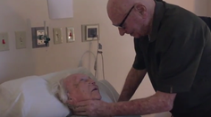 Najkrajšia rozlúčka: 92-ročný muž spieva manželke pieseň lásky