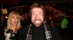 Internet z neho spravil superhrdinu. Na Chucka Norrisa si dnes ľudia spomínajú cez kultové vtipy