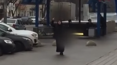 Žena, ktorá po Moskve chodila s odrezanou hlavou dievčatka, zostane vo väzbe