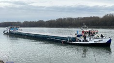 Zásah hasičov na Dunaji: Začala sa potápať nákladná loď