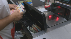 „Bankomat“ priamo na pokladni v potravinách. Jeden z reťazcov rozšíril svoju službu pre výber hotovosti