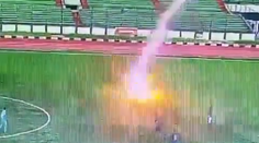 VIDEO: Futbalistu v Indonézii počas zápasu zasiahol blesk, zomrel na následky silných popálenín