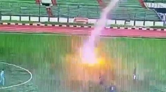VIDEO: Futbalistu v Indonézii počas zápasu zasiahol blesk, zomrel na následky silných popálenín