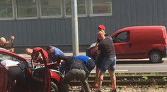 Pod oknami polície v Bratislave sa zrazila električka s autom, vodič bol v bezvedomí