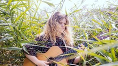 Ledva vychádza z izby, aj tak ju sledujú milióny ľudí. Toto dievča má zázračný hlas