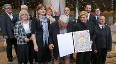 Prezidentka mu odovzdávala cenu, aktivistovi zatiaľ spadli gate