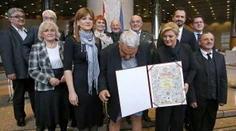 Prezidentka mu odovzdávala cenu, aktivistovi zatiaľ spadli gate