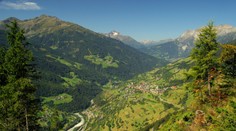 Stáli pri nich všetci svätí. Matka na chvíľu pustila kočík s dieťaťom, ten sa začal rútiť z kopca v Alpách