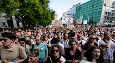 OBRAZOM: Kultúrna obec pochodovala Bratislavou. Nesúhlas s praktikami ministerstva kultúry prišli vyjadriť tisícky ľudí