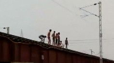 Nebezpečné „ihrisko“ mladíkov. V sekunde unikli rútiacemu sa vlaku