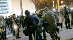 Polícia vo Fergusone zatkla v druhú, pokojnejšiu noc 44 ľudí