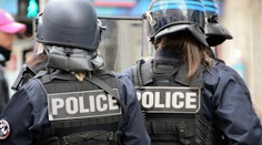 Dav ľudí zaútočil v Paríži na policajnú stanicu, išlo o reakciu na smrť tínedžera
