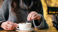 Káva alebo čaj? Každodenná voľba, ktorá môže prekvapivo ovplyvniť zdravie našich kostí