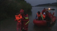 Štvorčlenná rodina uviazla na kompe uprostred Dunaja