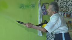 Nájomnú bytovku v Leviciach zamorili ploštice. Dôchodcovia majú všade štípance a strach ísť si ľahnúť