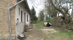Družku vyhodil z domu iba v bielizni, jej skrvavené telo našiel pred dverami