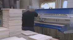 V dielňach či v školských laviciach sú denne hodiny. Výrobky slovenských väzňov si viete aj kúpiť