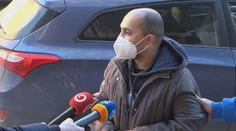 Mário sa okradnutým ospravedlňuje a s putami na rukách velebí kriminálku