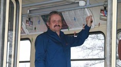 Vodič električky oslavoval narodeniny, po vozni rozvešal cukríky