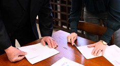 Netradičný prípad v Bratislave: V sprievode polície prišiel odvoliť aj zadržaný muž v putách
