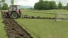 Namiesto ihriska chceli domy, teraz nemajú nič. Iba oranisko s burinou