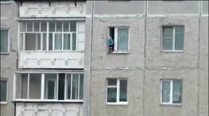Video, z ktorého mrazí. Chlapček (2) stojí na parapete na 8. poschodí
