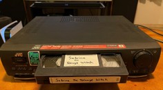 Žena pred 20 rokmi nevrátila VHS kazetu. Teraz má z toho obrovské problémy