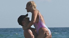 Nemecký milionár si užíval s priateľkou na pláži. V pozore boli fotografi aj jeho pýcha