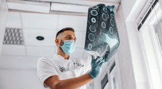 Covid dokáže "vyhladovať" mozog. Za jeden z najčastejších príznakov zrejme môže mozgová hmla