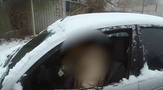 VIDEO: Policajt v Česku zastavil zasnežené auto. Odpoveď vodičky ho šokovala