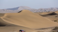 Pri výbuchu auta v prológu Rely Dakar sa zranil francúzsky automobilový jazdec Philippe Boutron