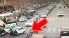 VIDEO: Obrovská smola. Ženu dvakrát za sebou zrazilo to isté auto
