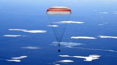 Trojica astronautov z ISS sa bezpečne vrátila na Zem