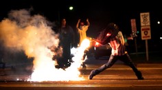 Zákaz vychádzania vo Fergusone nepomohol, jeden postrelený je v kritickom stave