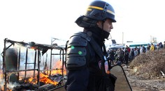 Časť utečeneckého tábora Calais je zrovnaná so zemou