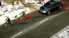 Policajt sa ponáhľal do práce. Zrazil dvoch cyklistov