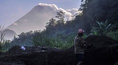 Indonézske úrady zvýšili stupeň ohrozenia v okolí prebudenej sopky Merapi