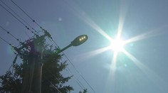 Obec na Zemplíne má kuriózny problém. Pouličné lampy svietia celý deň a nikto ich nevie vypnúť