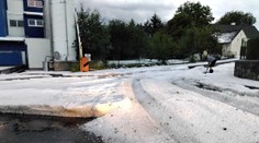 Ako v zime. Mesto na Morave zasypali krúpy, ich vrstva mala desiatky centimetrov