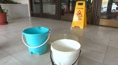 Do parlamentu zateká. A statočne!