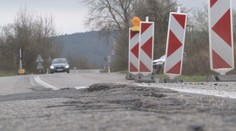 Mimoriadna situácia pri Nitre. Jediná cesta do neďalekej obce sa pretrhla a môže sa kedykoľvek zosunúť