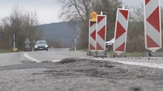 Mimoriadna situácia pri Nitre. Jediná cesta do neďalekej obce sa pretrhla a môže sa kedykoľvek zosunúť